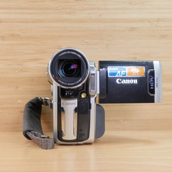 Vintage Canon HV10 HDV Camcorder / Full HD MiniDV / Made in Japan - Picture 1 of 8